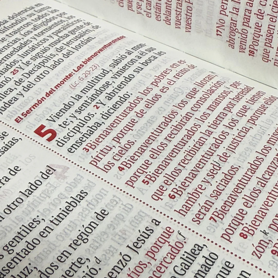 Biblia Florece – Letra Grande 12 puntos Lila con cierre - Imagen 3