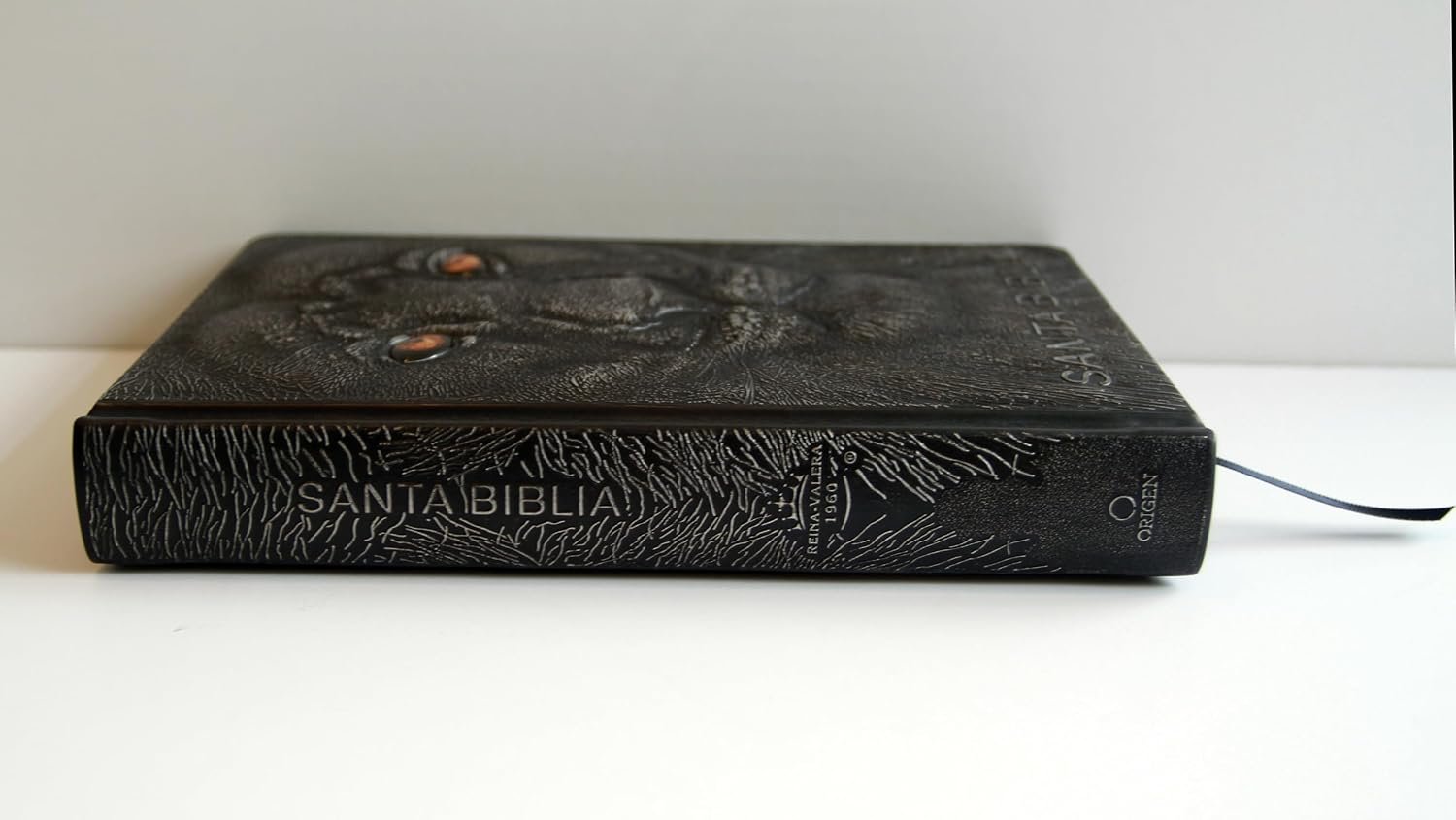 Biblia RVR 1960 Letra grande León de Judá edición especial plata con índice y canto negro - Imagen 4