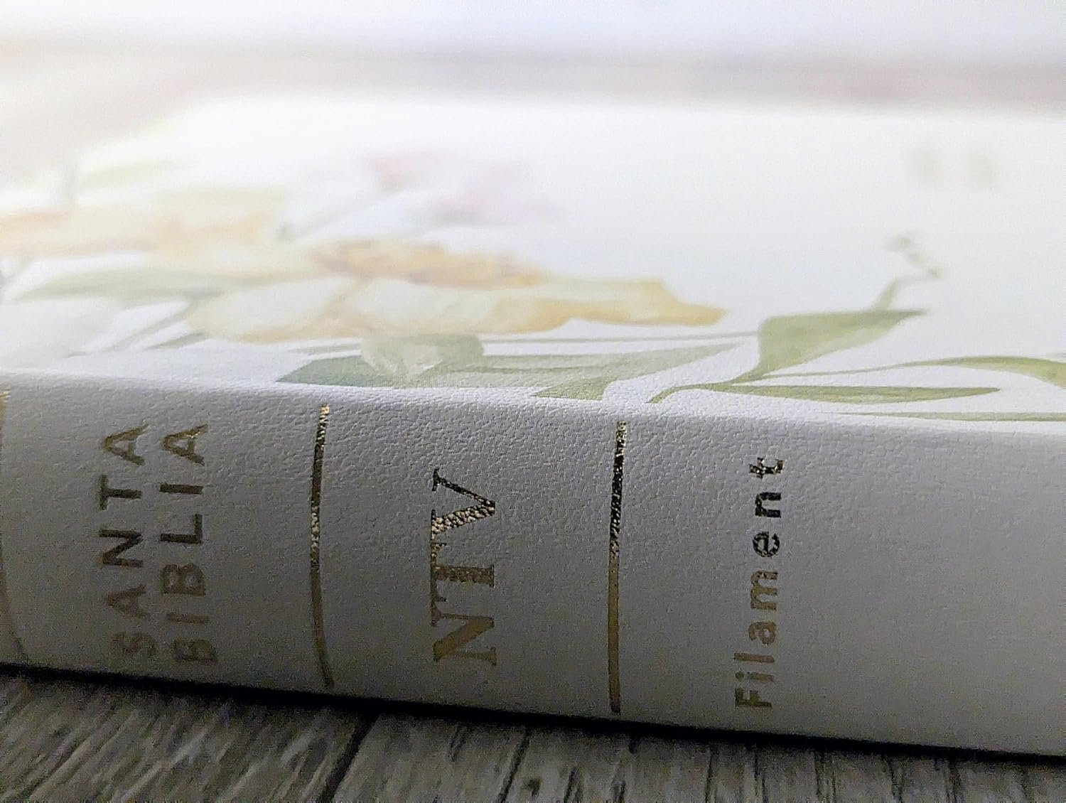 Biblia ultrafina NTV con Filament SentiPiel Jardín floral Letra Roja - Imagen 3