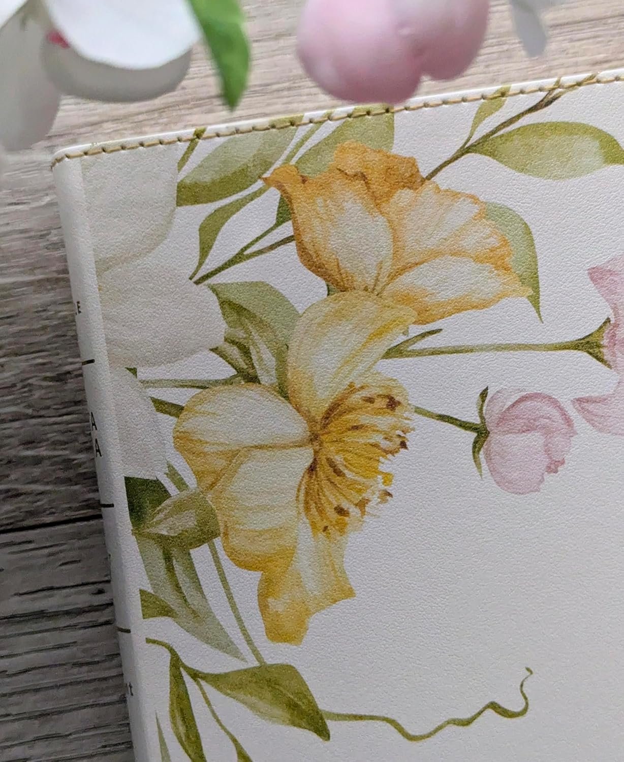 Biblia ultrafina NTV con Filament SentiPiel Jardín floral Letra Roja - Imagen 4