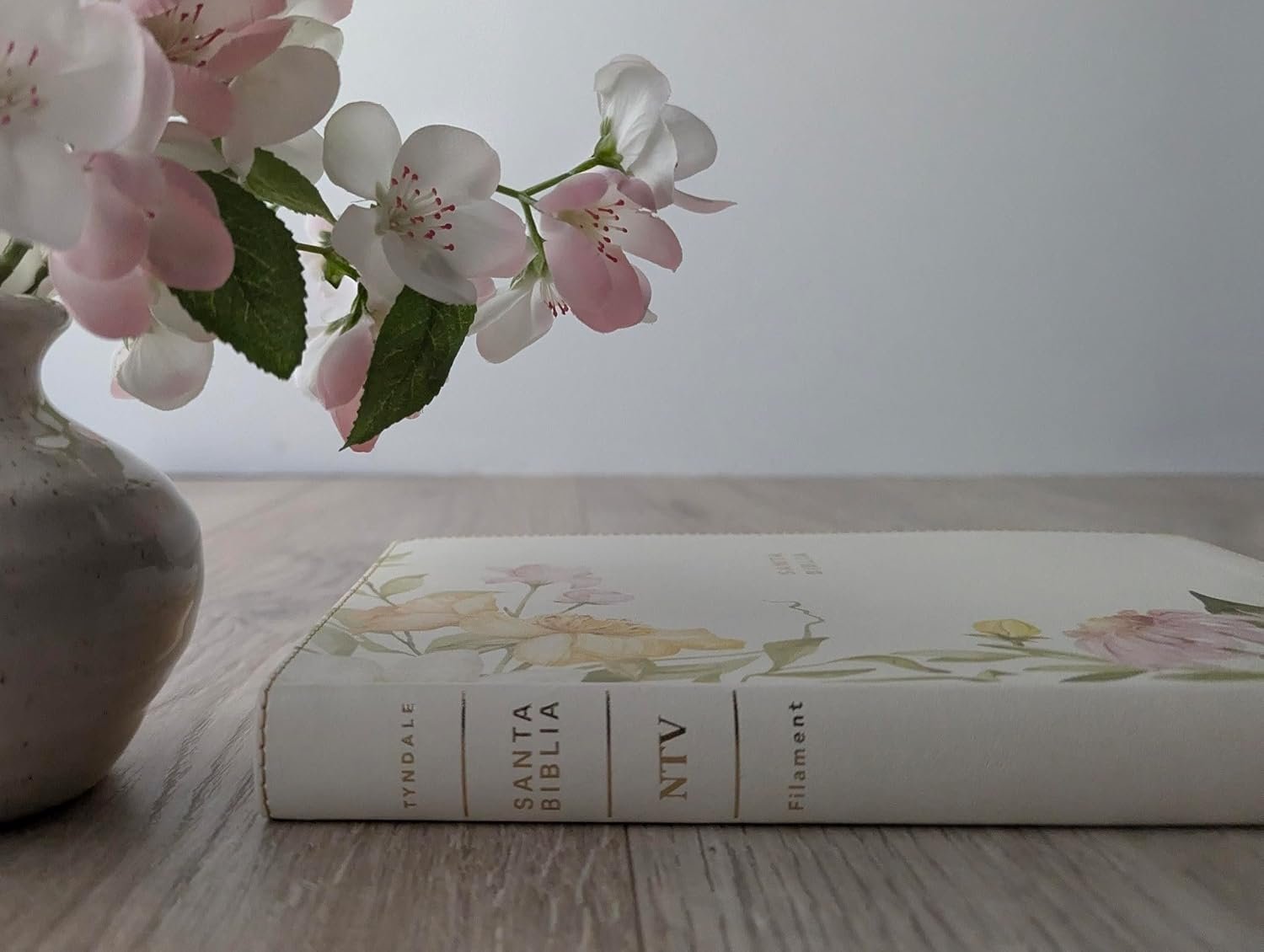Biblia ultrafina NTV con Filament SentiPiel Jardín floral Letra Roja - Imagen 7