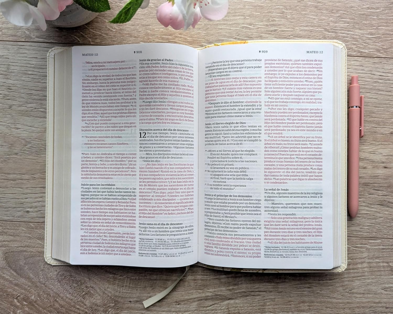 Biblia ultrafina NTV con Filament SentiPiel Jardín floral Letra Roja - Imagen 6