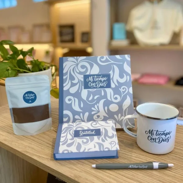 Kit Mi tiempo con Dios - Mujeres - Caja de Regalo, Café, Lapicero, Taza peltre, Libreta pequeña, Cuaderno - PaperInk