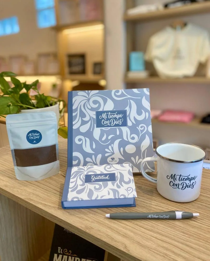 Kit Mi tiempo con Dios - Mujeres - Caja de Regalo, Café, Lapicero, Taza peltre, Libreta pequeña, Cuaderno - PaperInk