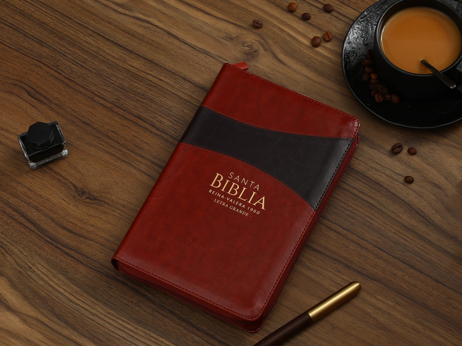Biblia Reina Valera 1960 Tamaño Manual Letra grande Símil Piel Cierre Café Bitono - Imagen 2
