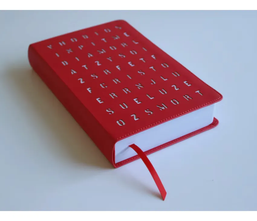 Biblia RVR1960 Para Regalos y Premios – Imitacion Piel Rojo Con Sopa De Letras - Imagen 2